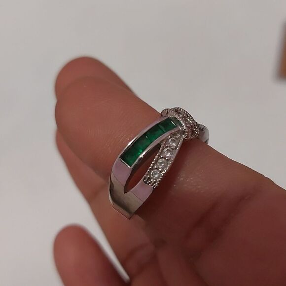 Silver Tone Bow Knot Green and Clear Crystals Ring Size 6.5 - Picture 3 of 5